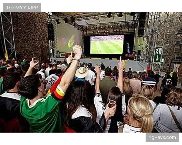 德国球迷文化传统激发新热潮:绿茵场上的忠诚与激情持续燃烧 德国球迷文化传统激发新热潮:绿茵场上的忠诚与激情持续燃烧